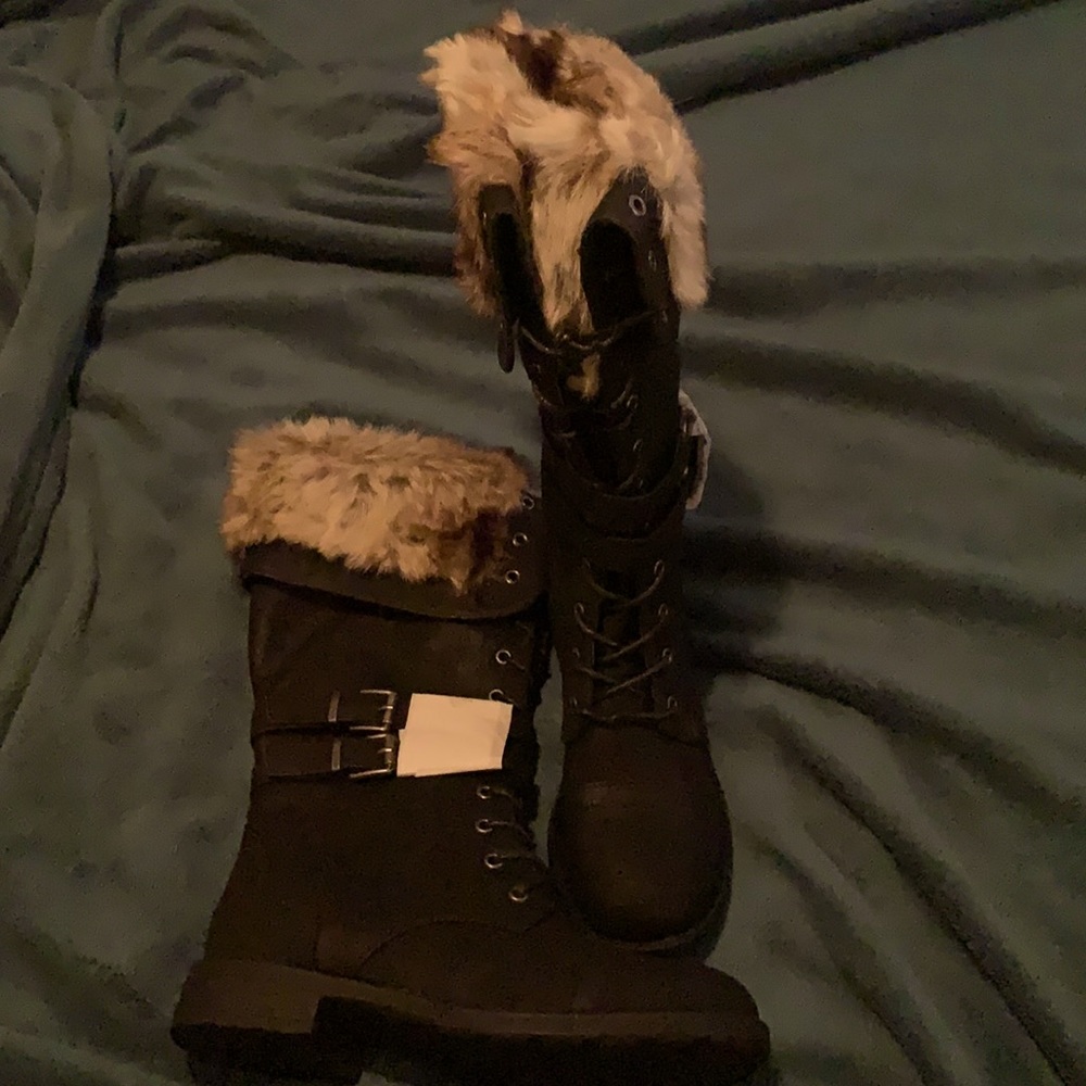 Brand new winter boots with fur never worn size 9